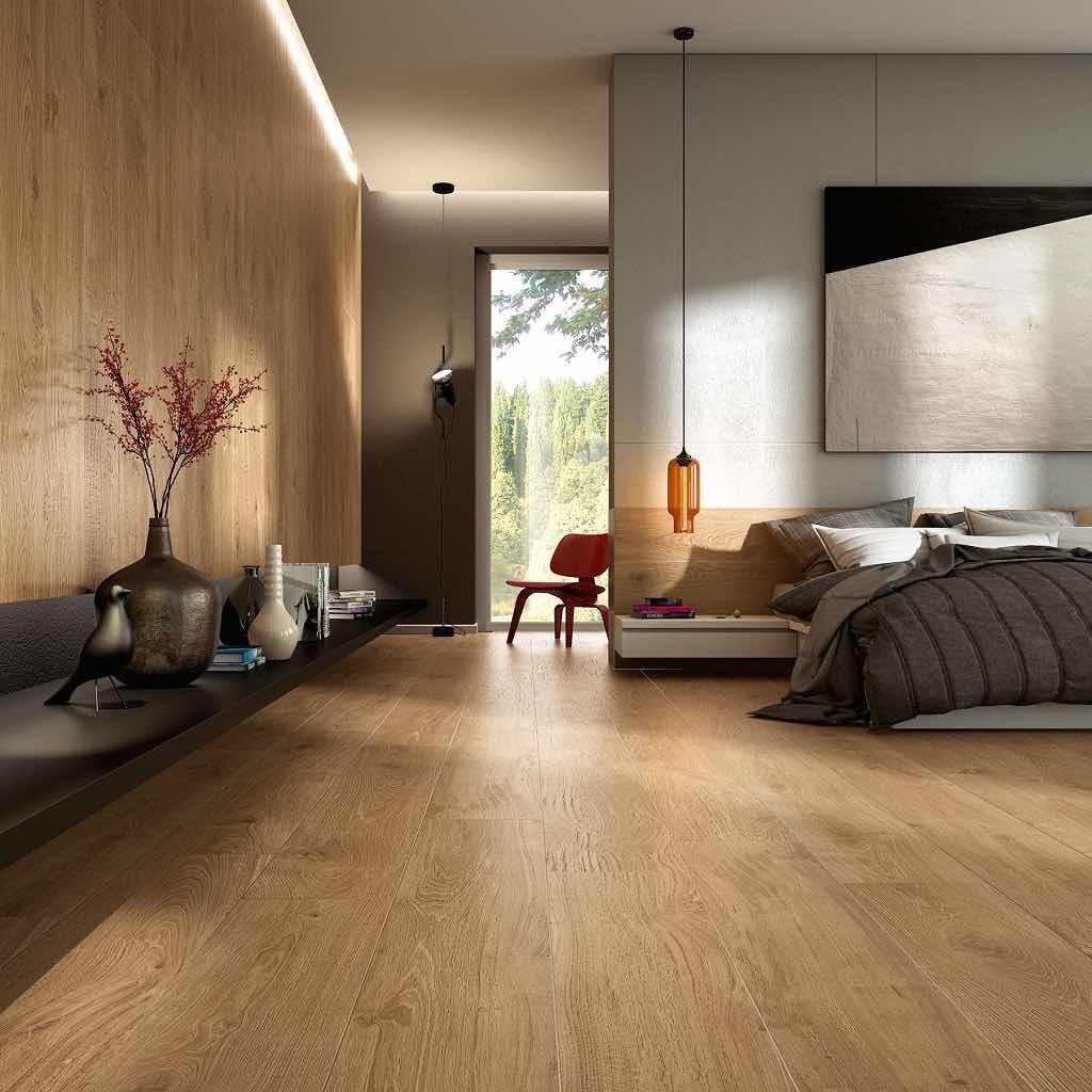 Ambijentalna inspiracija spavaće sobe s keramikom izgleda drveta
